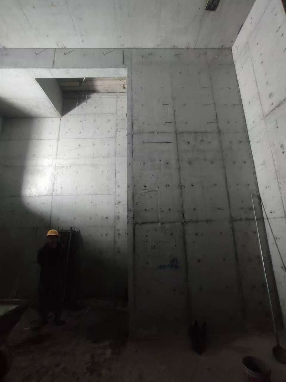 东兴墙上开槽钢筋断了有影响吗